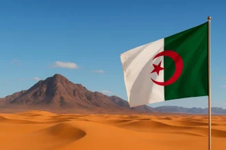 Paysage algérien et architecture traditionnelle sous un vaste ciel nord-africain
