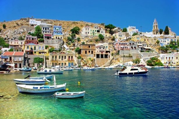 Maisons colorées de Gialos dominant le port de Symi en Grèce