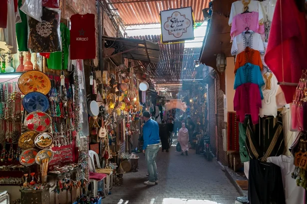 Passage couvert des souks de Marrakech bordé de lampes