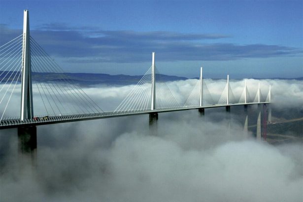 Le viaduc de Millau franchissant la vallée du Tarn