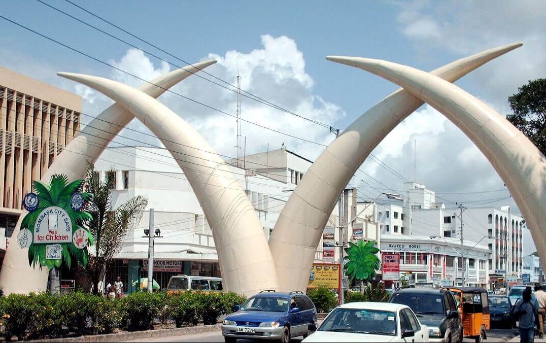 Les grandes défenses blanches de Mombasa au-dessus de Moi Avenue