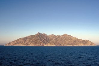 Relief rocheux et littoral sauvage de l’île protégée de Montecristo en Toscane