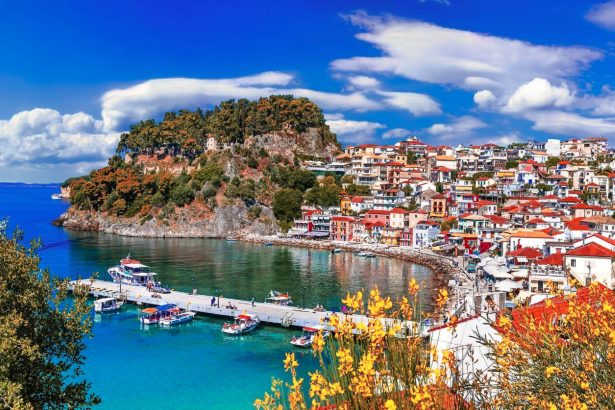 Port coloré de Parga dominé par le château et les collines de l’Épire