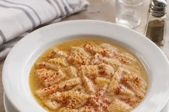 Bol carré de patsas grec avec bouillon clair