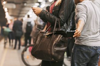Voyageurs dans une rue européenne fréquentée où le vol à la tire peut survenir
