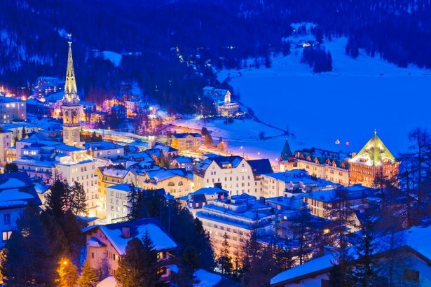 Saint-Moritz enneigée au-dessus de son lac en hiver