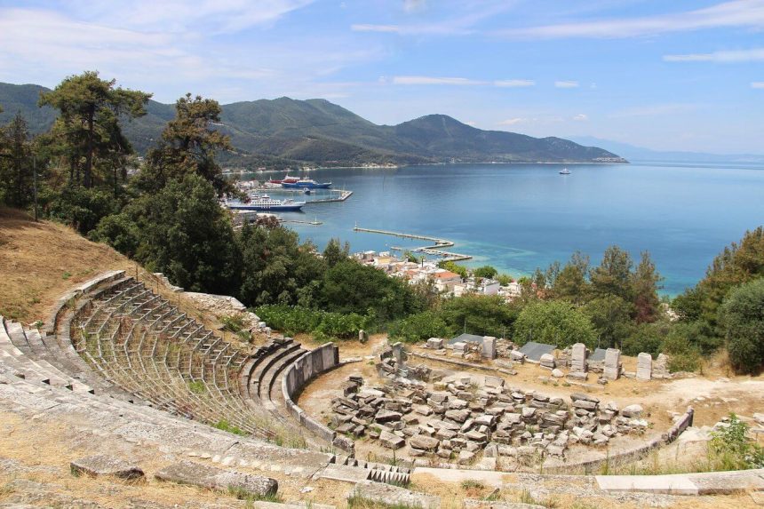 Côte boisée de Thassos entre pins
