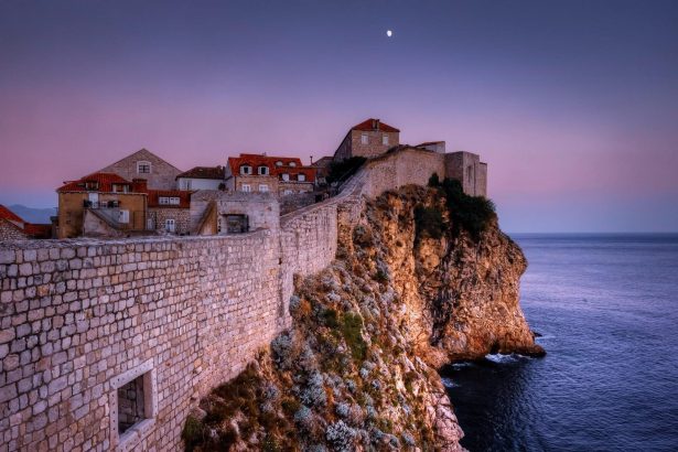 Ville historique entourée de remparts et de tours fortifiées
