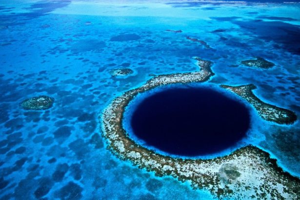 Vue aérienne du Grand Trou Bleu entouré du récif turquoise au Belize