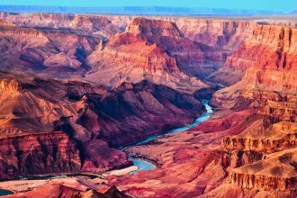 Le Colorado serpentant entre les parois stratifiées du Grand Canyon