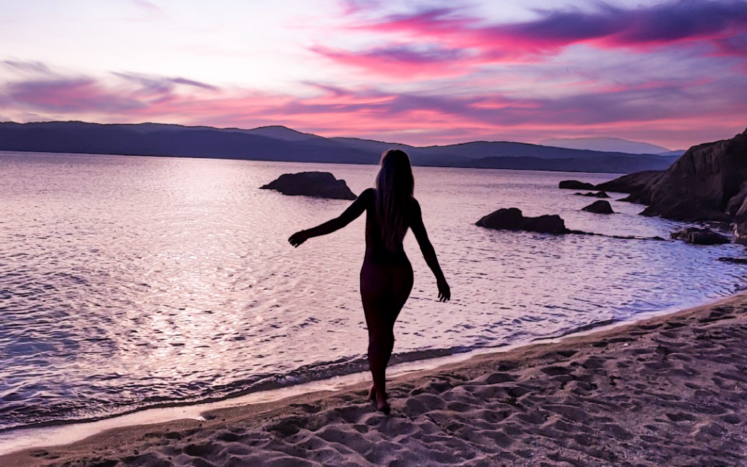 Plage grecque aux eaux claires fréquentée par des naturistes