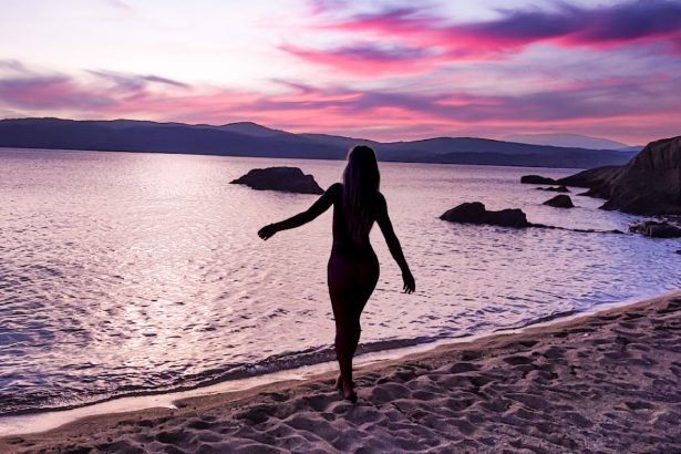 Plage grecque aux eaux claires fréquentée par des naturistes