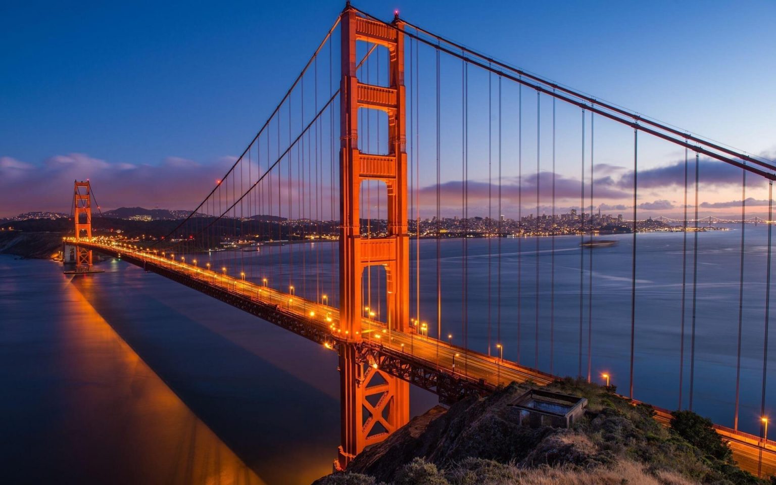Tours et câbles du Golden Gate Bridge au-dessus de la baie de San Francisco