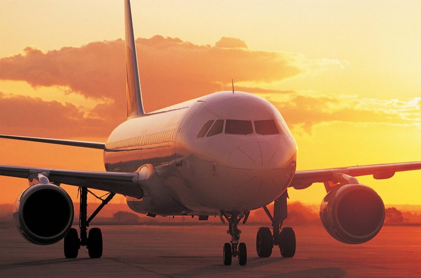 Avion de ligne roulant sur une piste d’aéroport dans la lumière du soir