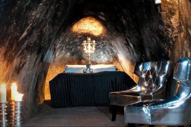 Lit éclairé aux bougies dans l’ancienne suite souterraine de la mine d’argent de Sala