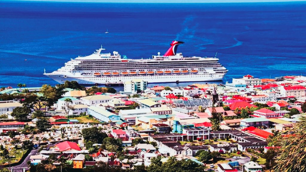 Nave da crociera nel porto di Roseau sopra i tetti della città