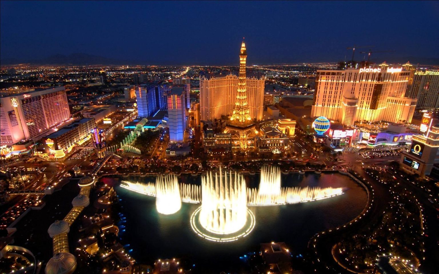 Skyline dei resort di Las Vegas illuminata di notte nel deserto del Nevada