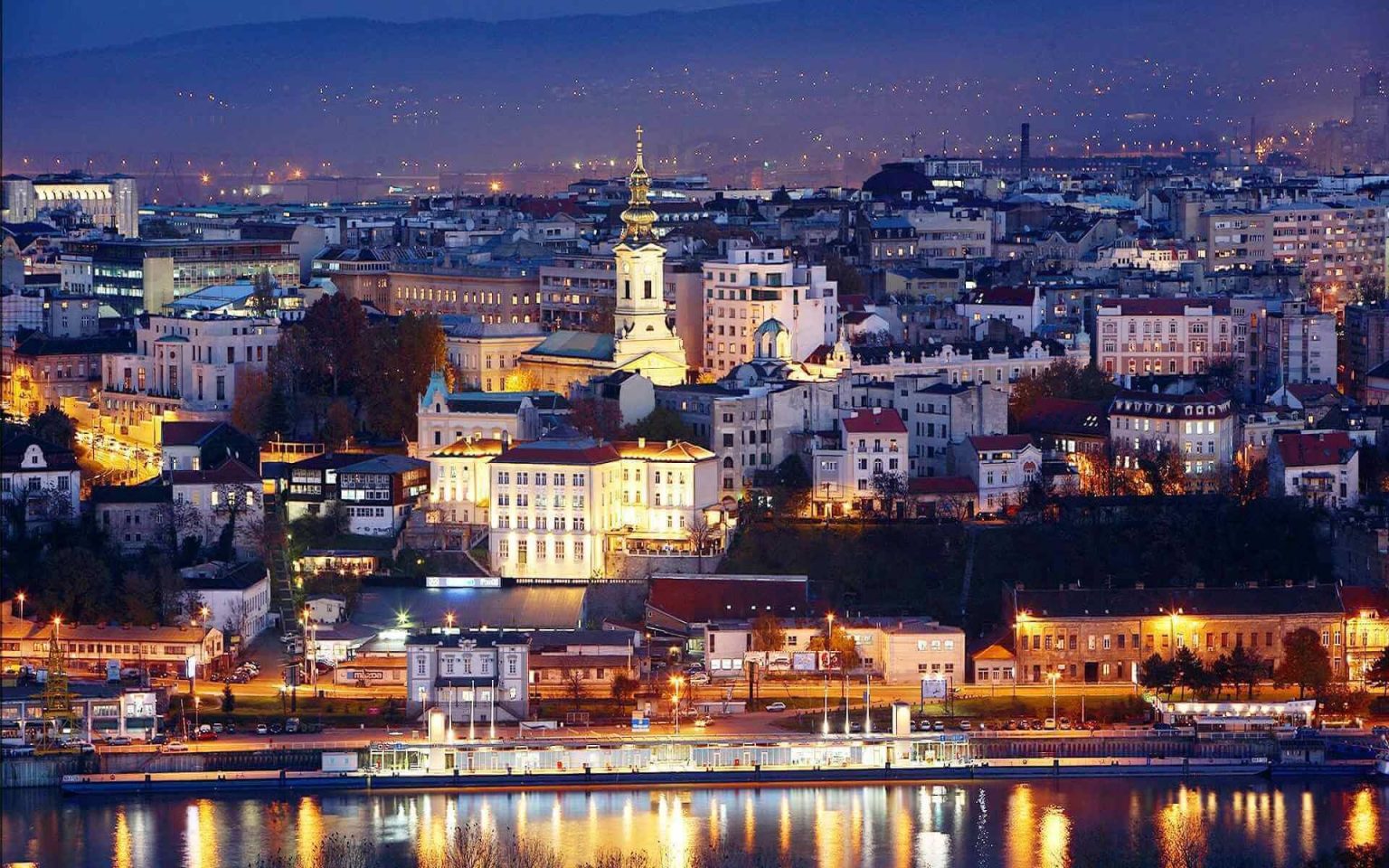 Panorama di Belgrado e del lungofiume visto oltre la Sava