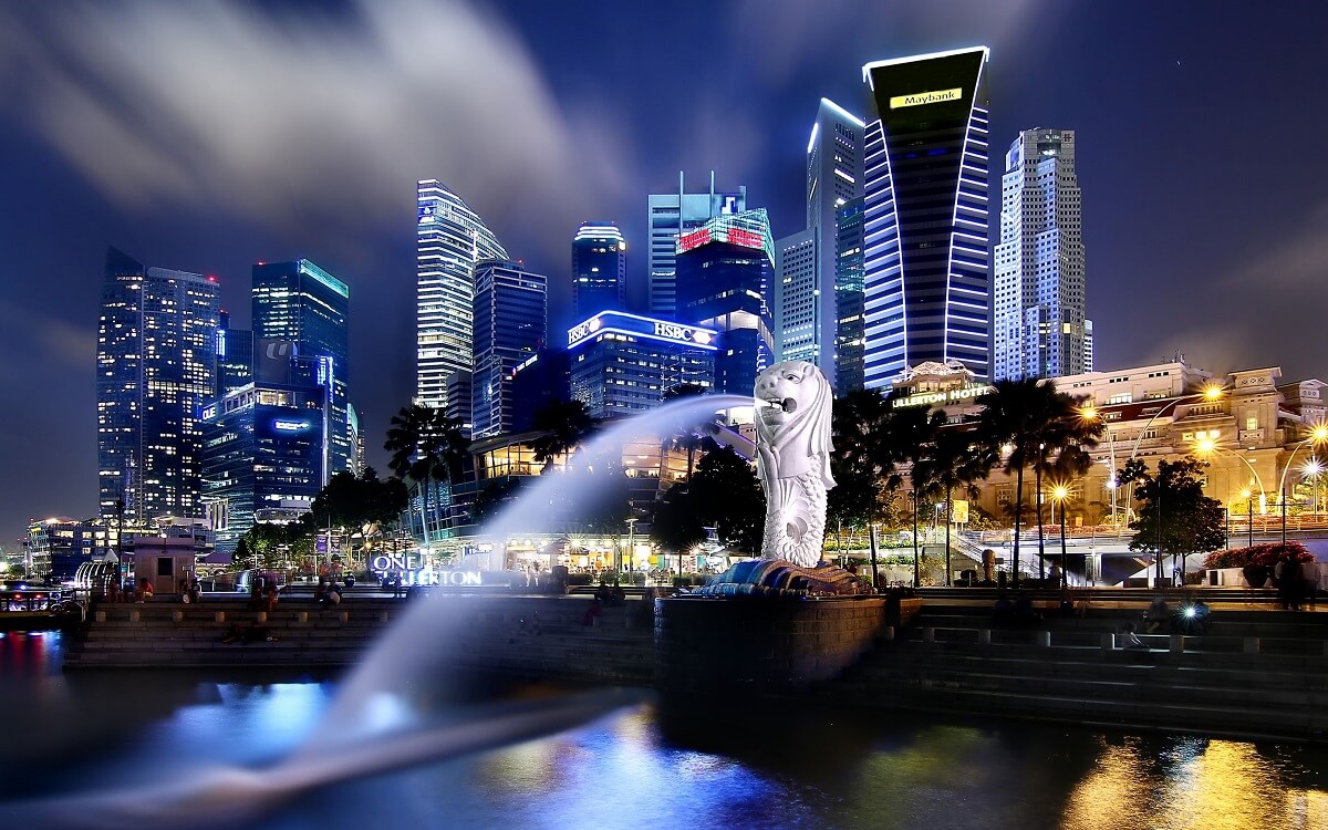 Cartelli e simboli urbani che richiamano celebri soprannomi di città