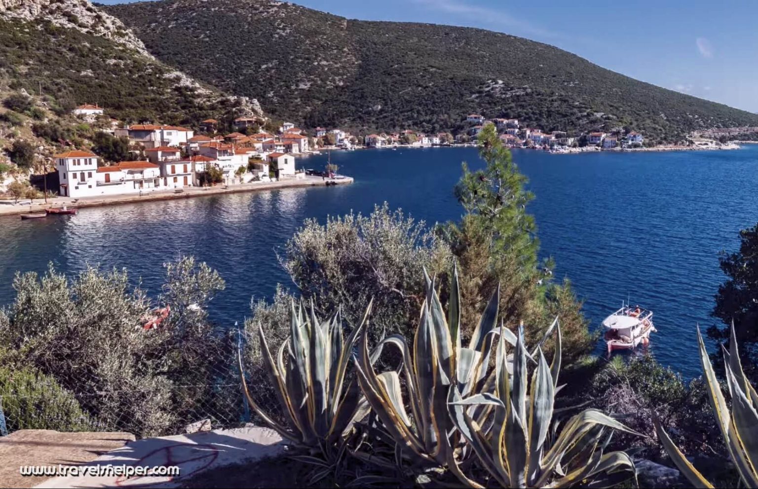 Pendii boscosi e mare lungo la penisola del Pelio in Grecia