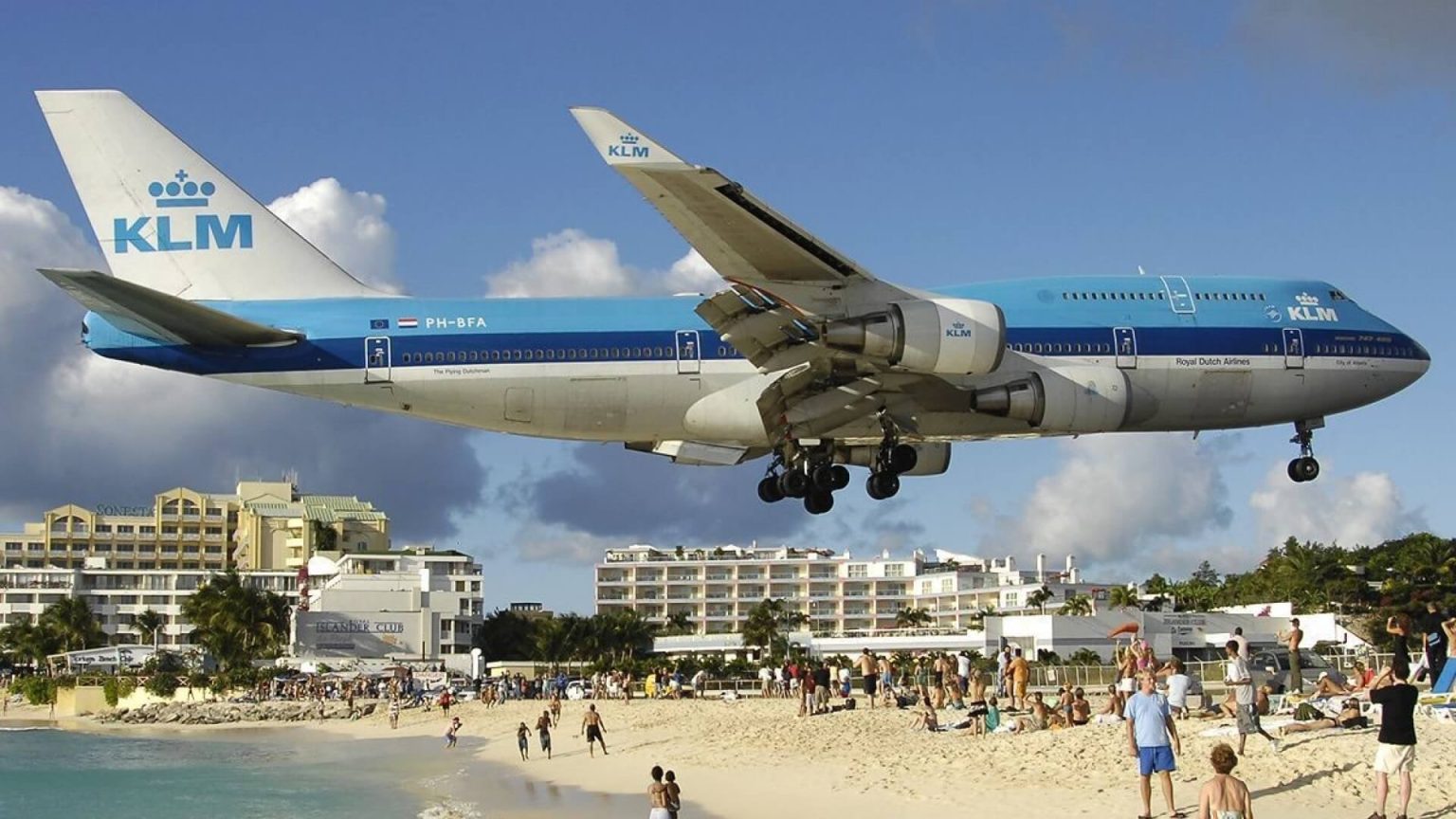 Aereo su una pista aeroportuale insolita in un paesaggio estremo