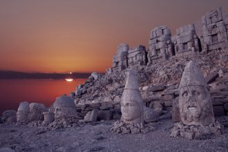 Colossali teste di pietra cadute su una terrazza del monte Nemrut