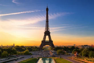 夕空の下、トロカデロ庭園越しに立つパリのエッフェル塔