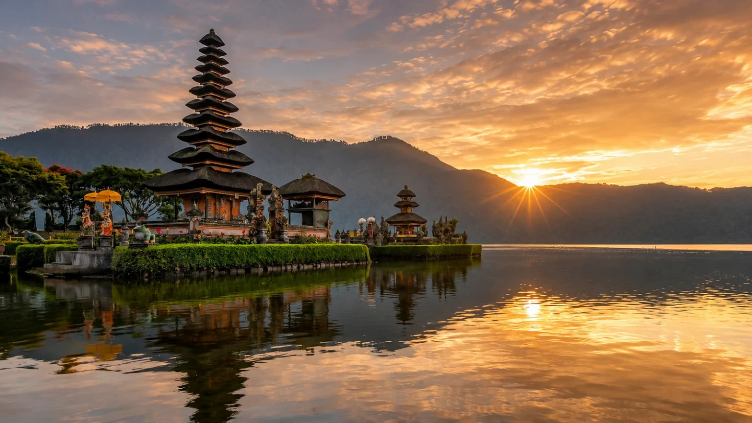 山と湖の夕景に浮かぶバリ島のウルン・ダヌ寺院