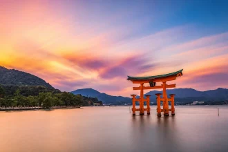 夕暮れの瀬戸内海に立つ宮島・厳島神社の大鳥居