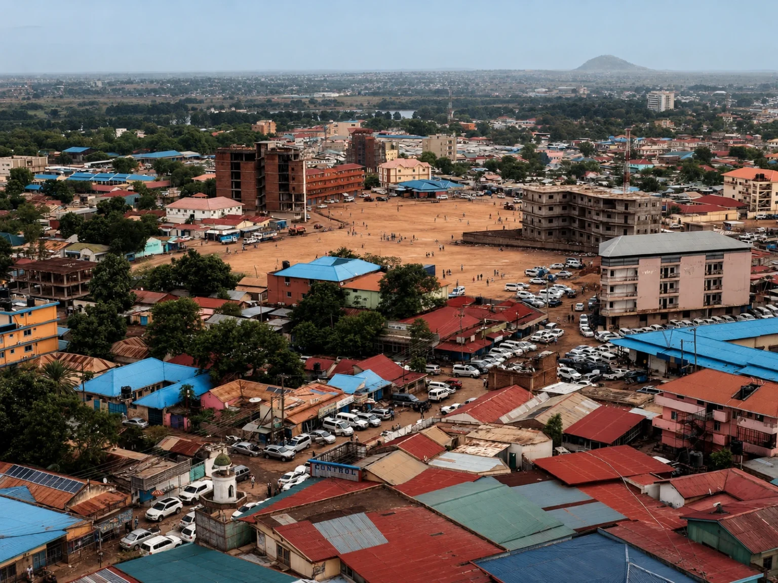 低層住宅と未舗装地が広がる南スーダンの都市景観