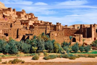 ウニラ渓谷のヤシの木の上に連なるアイット・ベン・ハドゥの土造りの塔と家々