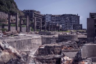 かつて賑わっていた場所の廃墟を象徴する風景