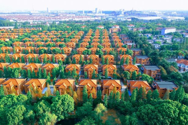 上空から見た華西村の赤い屋根の大型住宅群