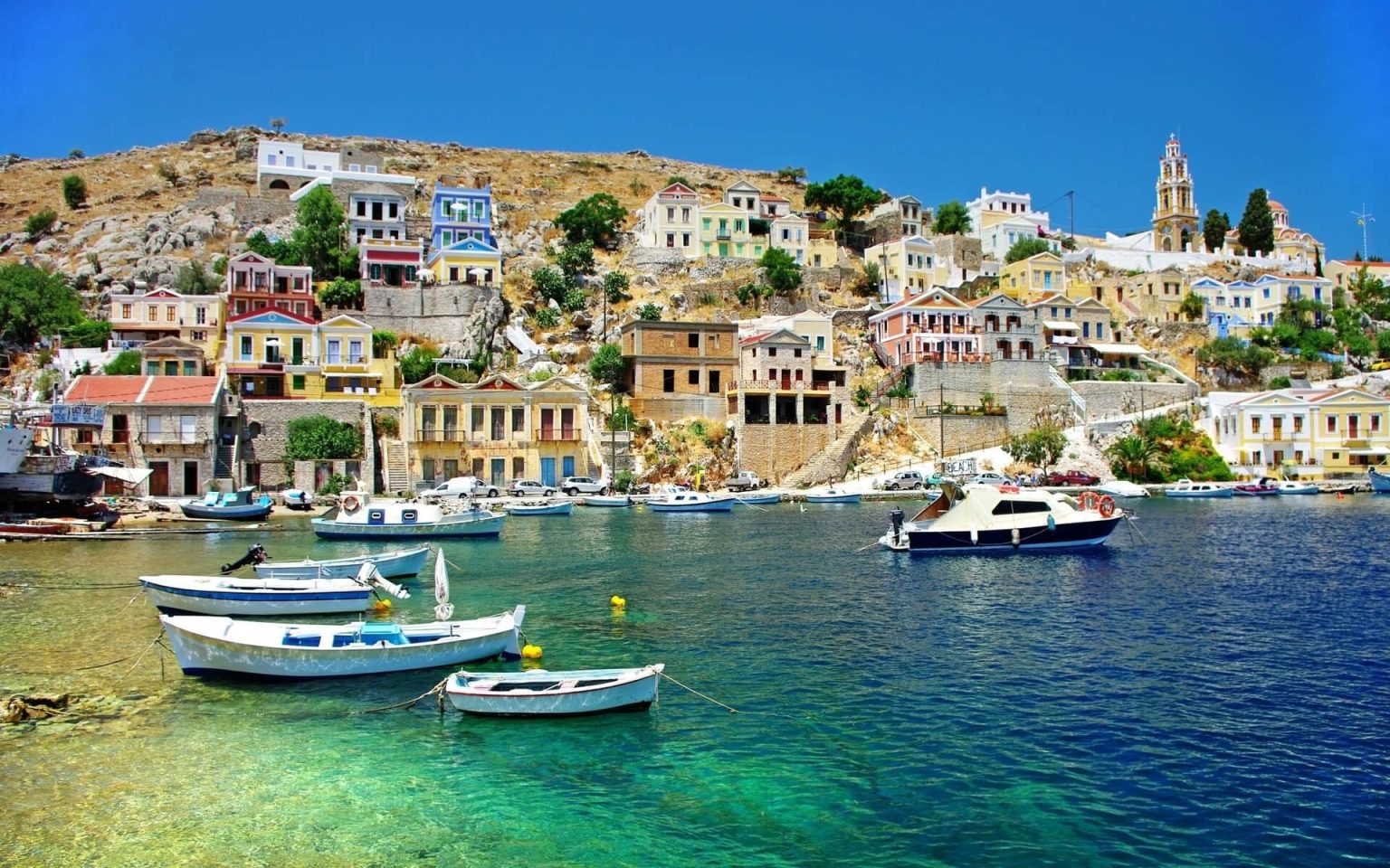 ギリシャ・シミ島ギアロス港に並ぶ色鮮やかな家々と青い海