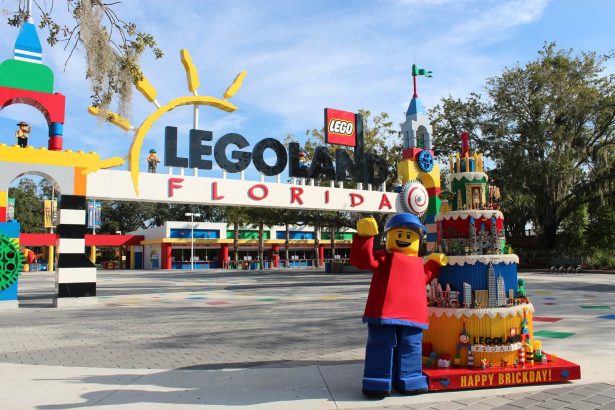 LEGOLANDの入口とLEGOキャラクター