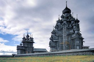 ヨーロッパの静かな旅先を象徴する自然と歴史景観