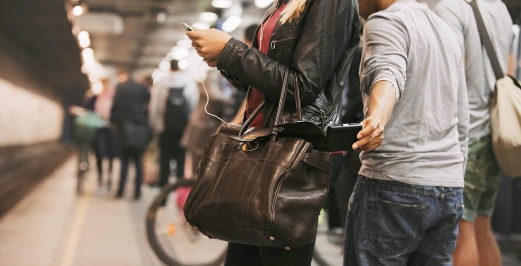 ヨーロッパの混雑した都市空間でバッグや貴重品を管理する旅行者