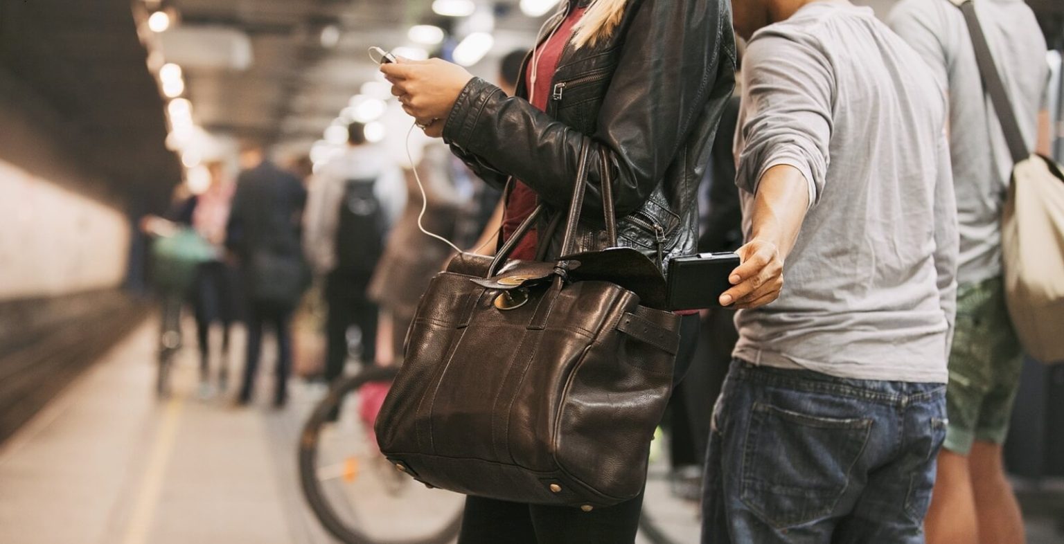 ヨーロッパの混雑した都市空間でバッグや貴重品を管理する旅行者
