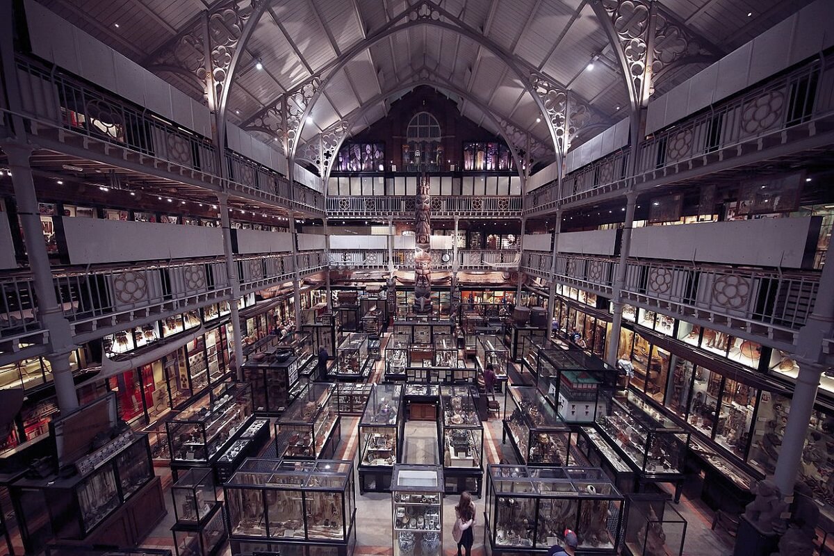 オックスフォードのPitt Rivers Museum内部。多数の展示ケースと上階ギャラリーが見える