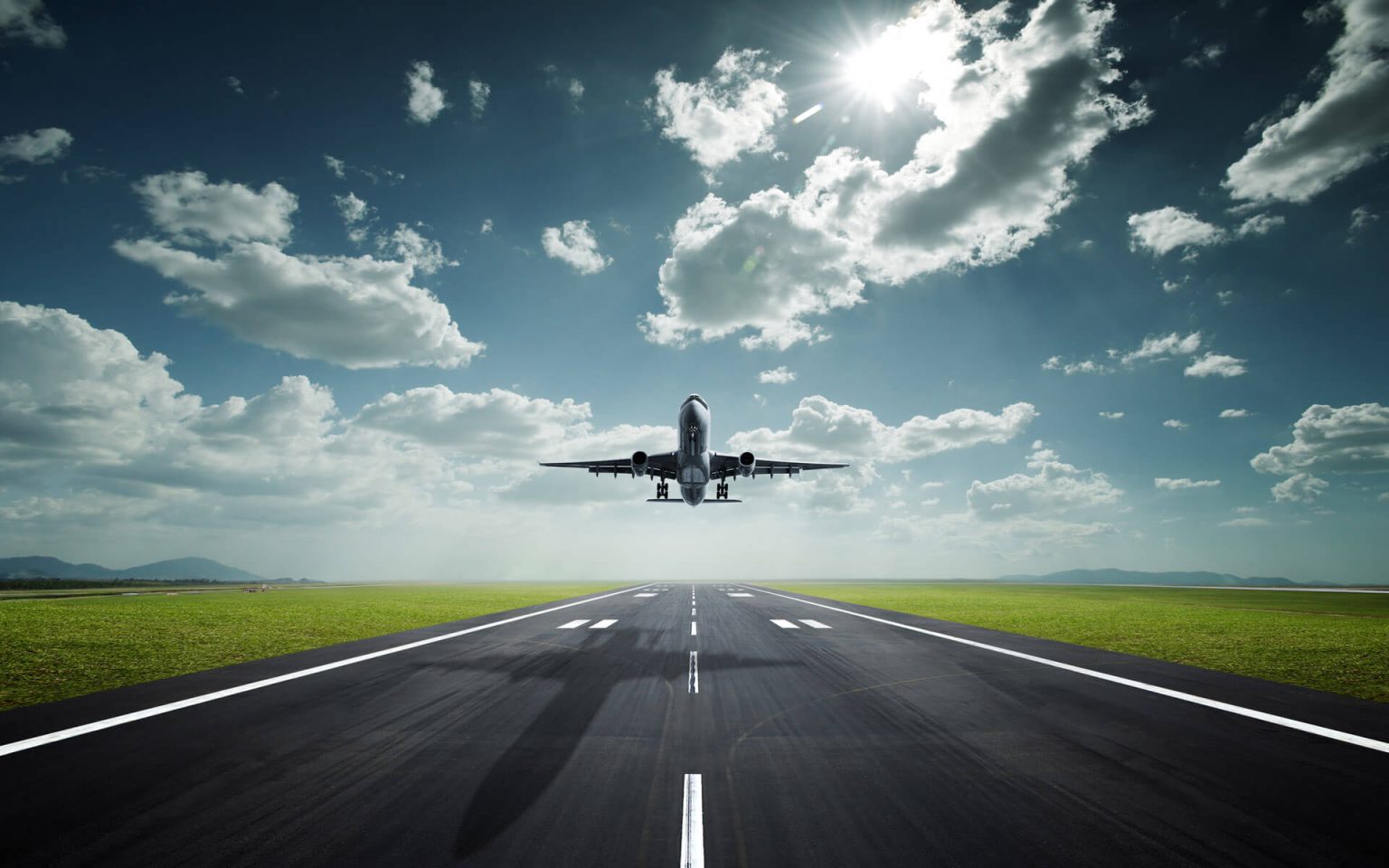 乱気流時の座席選びを考える旅客機の客室