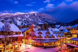 雪山の斜面とスキーリゾートが広がる冬の風景