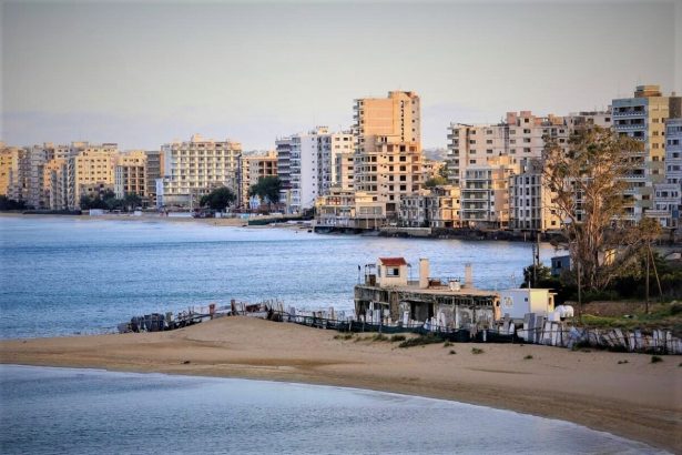 キプロス・ヴァローシャに残る閉鎖された高層ホテルと海岸地区