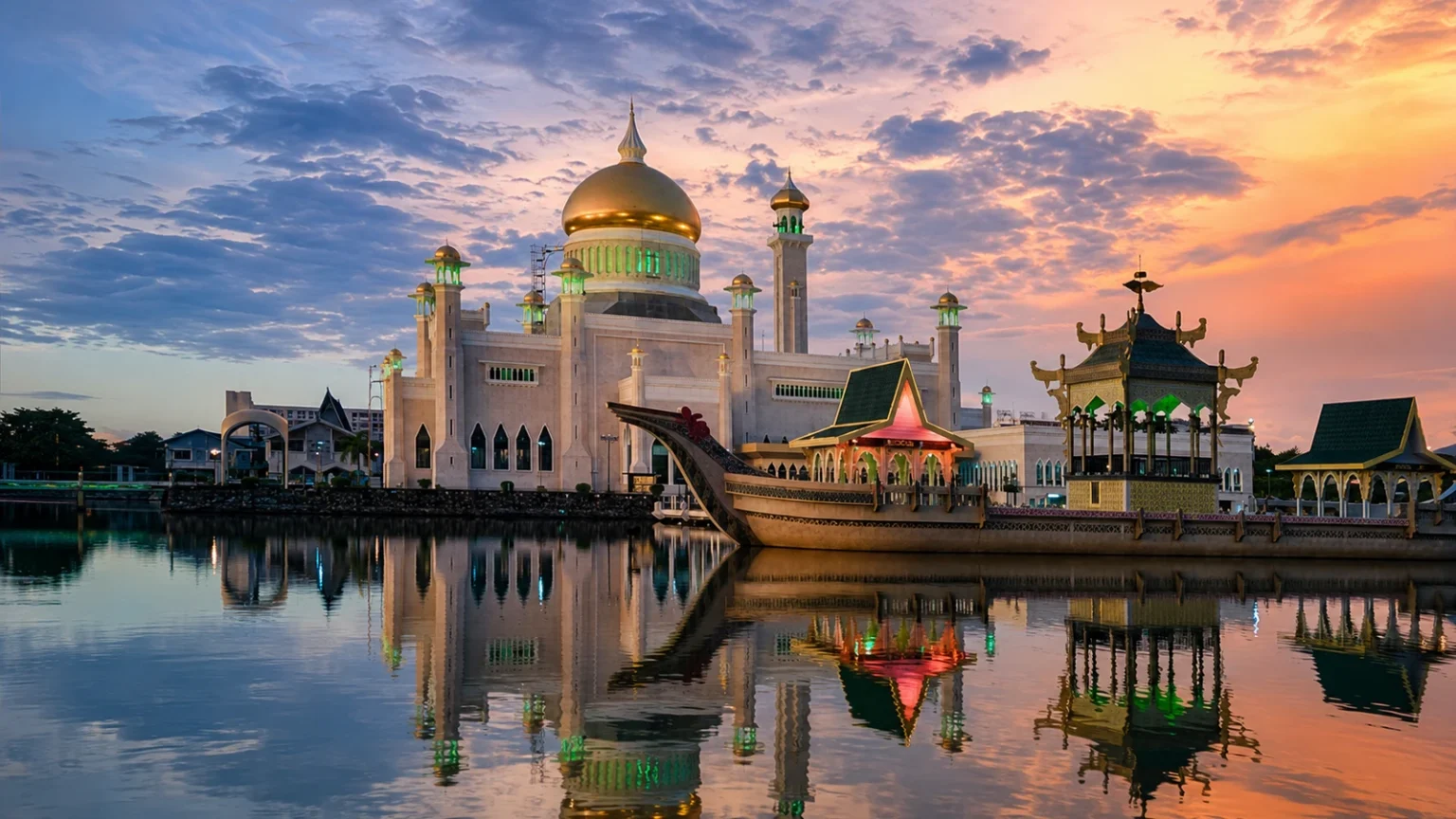 석양 아래 황금 돔 모스크와 석호의 의식용 선박