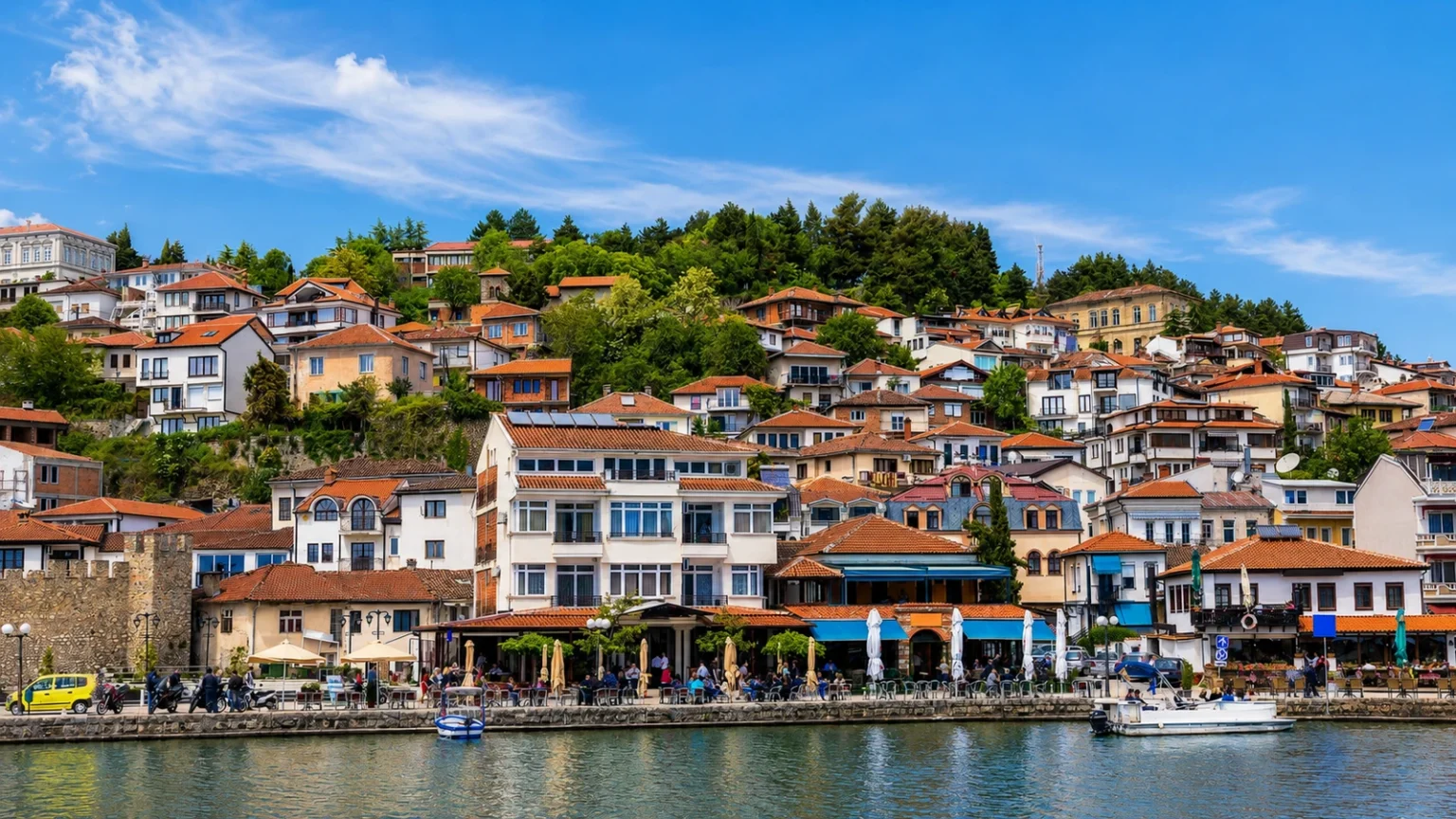 오흐리드 호숫가 언덕을 따라 붉은 지붕 주택이 이어진 구시가지