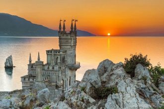 흰 대리석 돔과 정원이 보이는 인도 아그라의 타지마할