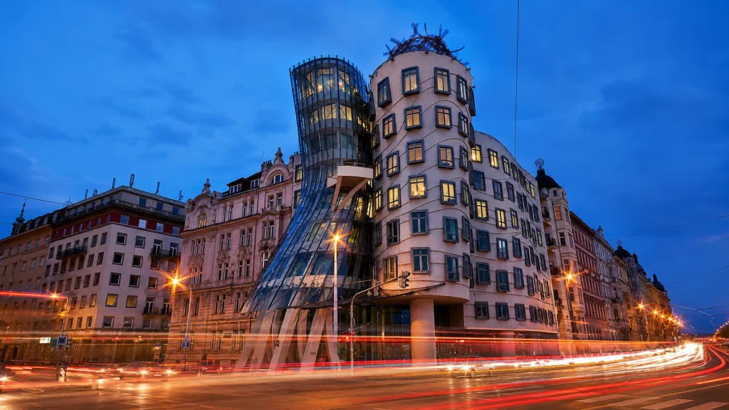Het Dansende Huis in Praag bij avondlicht
