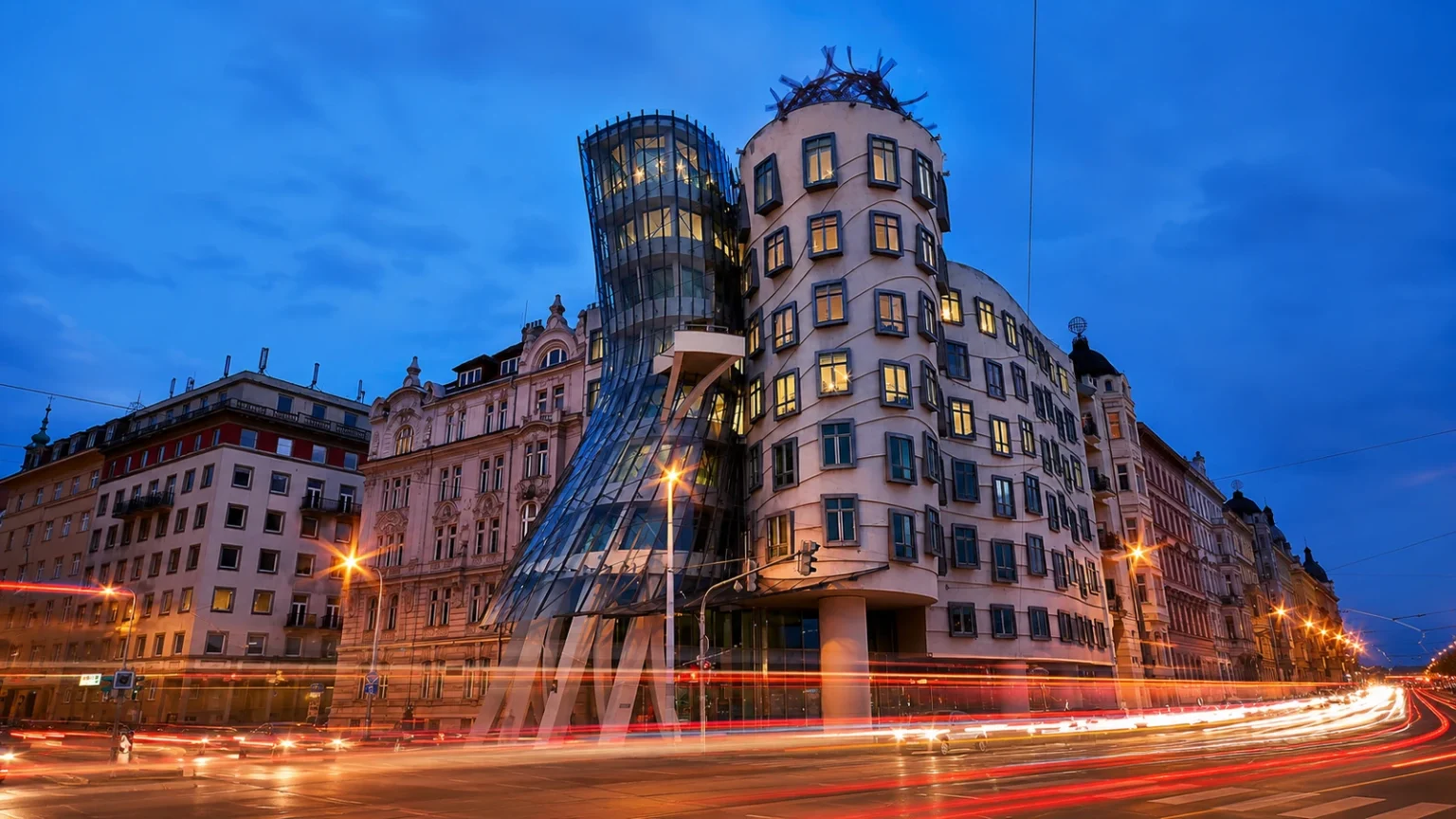 Het Dansende Huis in Praag bij avondlicht