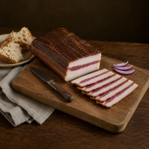 Vierkante opname van een blok gerookte slanina met witte vetlagen