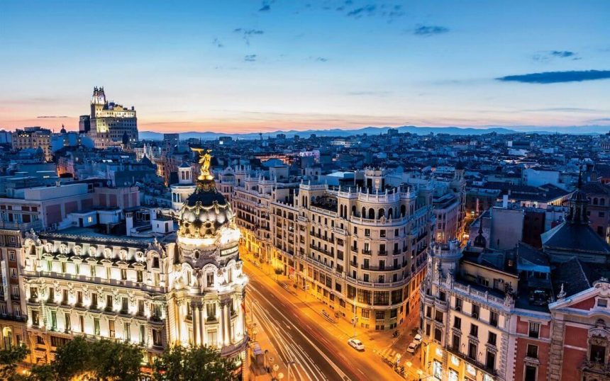 Avondluchtbeeld van het centrum van Madrid met verlichte straten en historische gebouwen