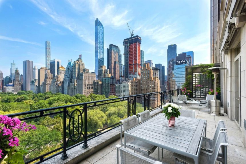 Kalkstenen gevels en getrapte torens van 15 Central Park West gezien in Manhattan